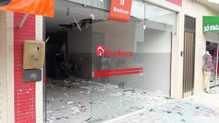 Adustina: Bando explode banco, é avistado pela PM e consegue fugir